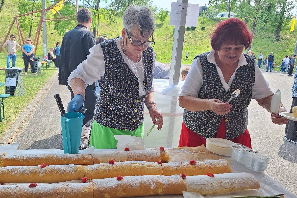 Praznik spargljev 2025 rolada velikanka