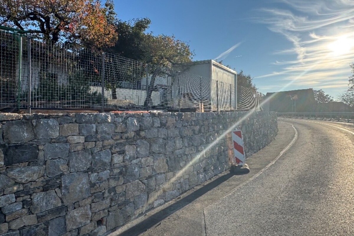 Kosovelova domacija podporni zid 2025 obnova