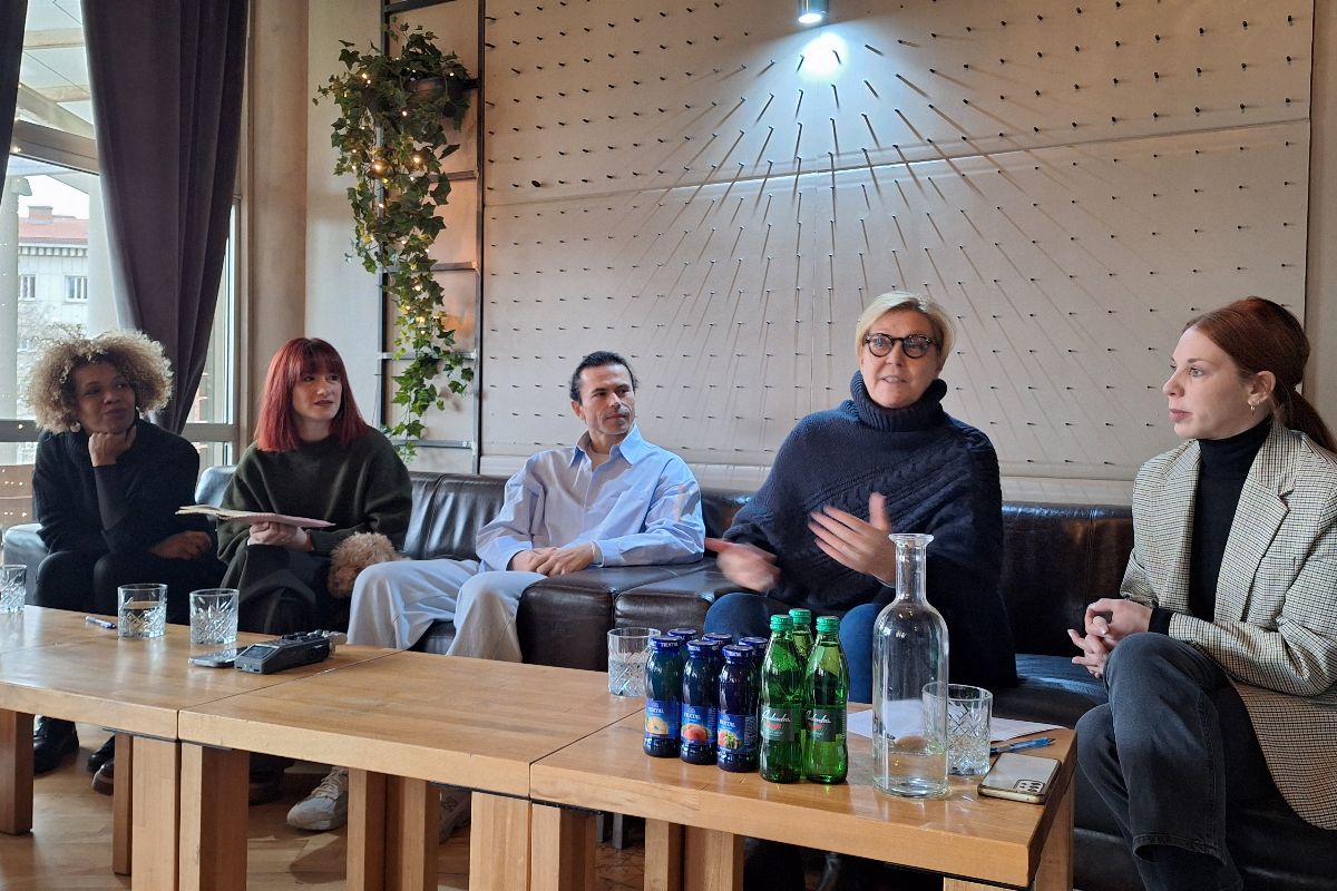 Poeticno telo novinarska