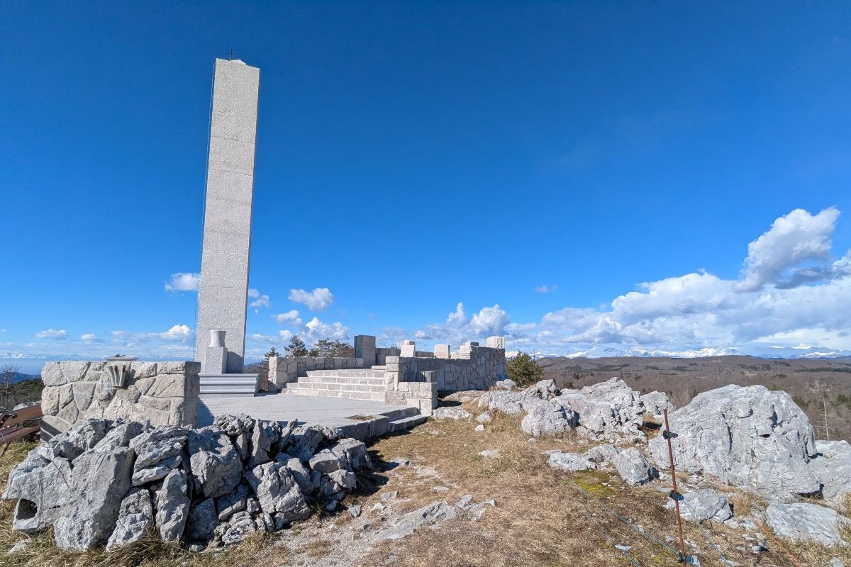 TRNOVO SPOMENIK GNOM