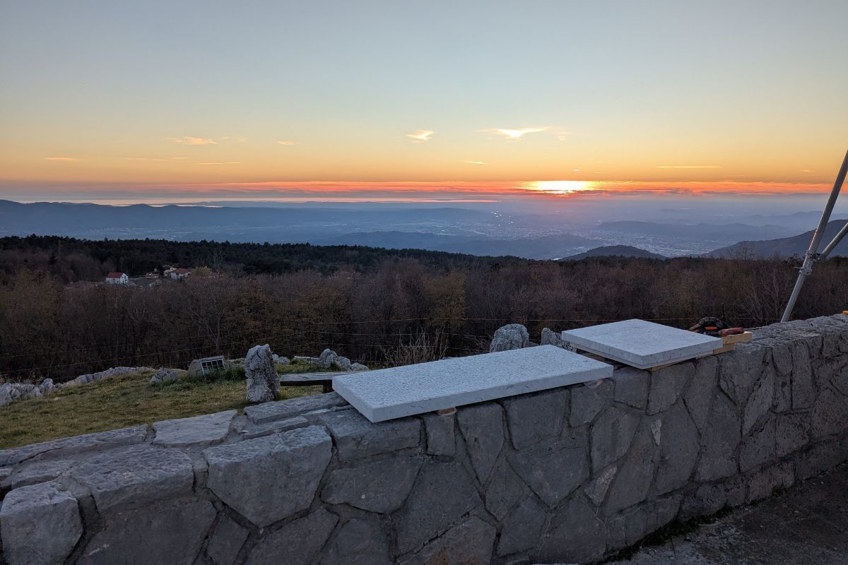TRNOVO SPOMENIK RAZGLEDI GNOM