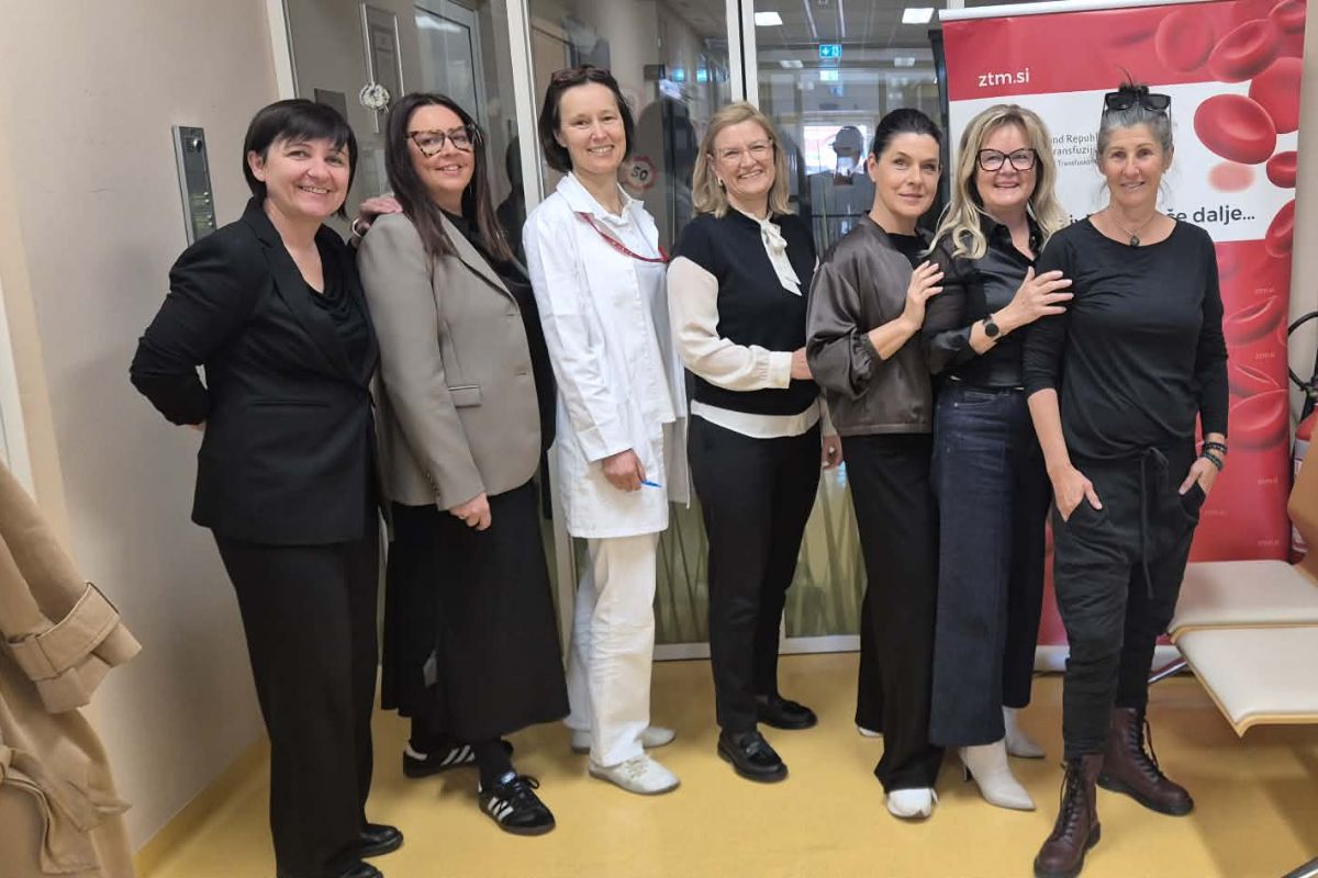 Sestre Svetega Martina in dr. Alenka Medvešček, vodja centra za transfuzijsko dejavnost Nova Gorica
