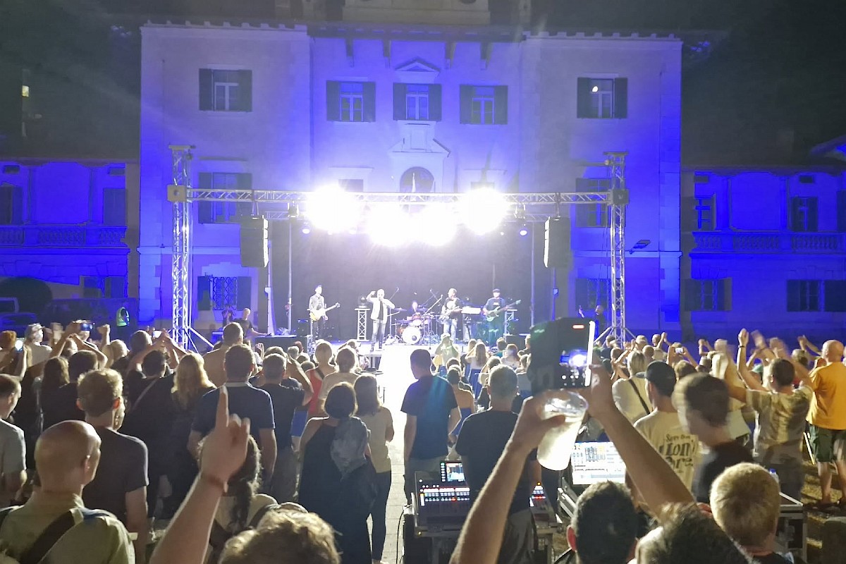 Poletje na placu