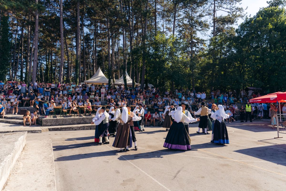 PLES PRAZNIK TERANA IN PRSUTA